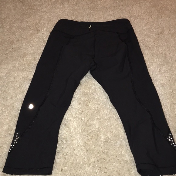 LULU LEMON SHORT LEGGINGS!!!! NEVER WORN !!!!!! - Picture 2 of 2